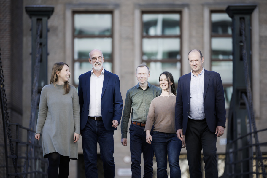 Gruppe von Menschen geht über eine Brücke.