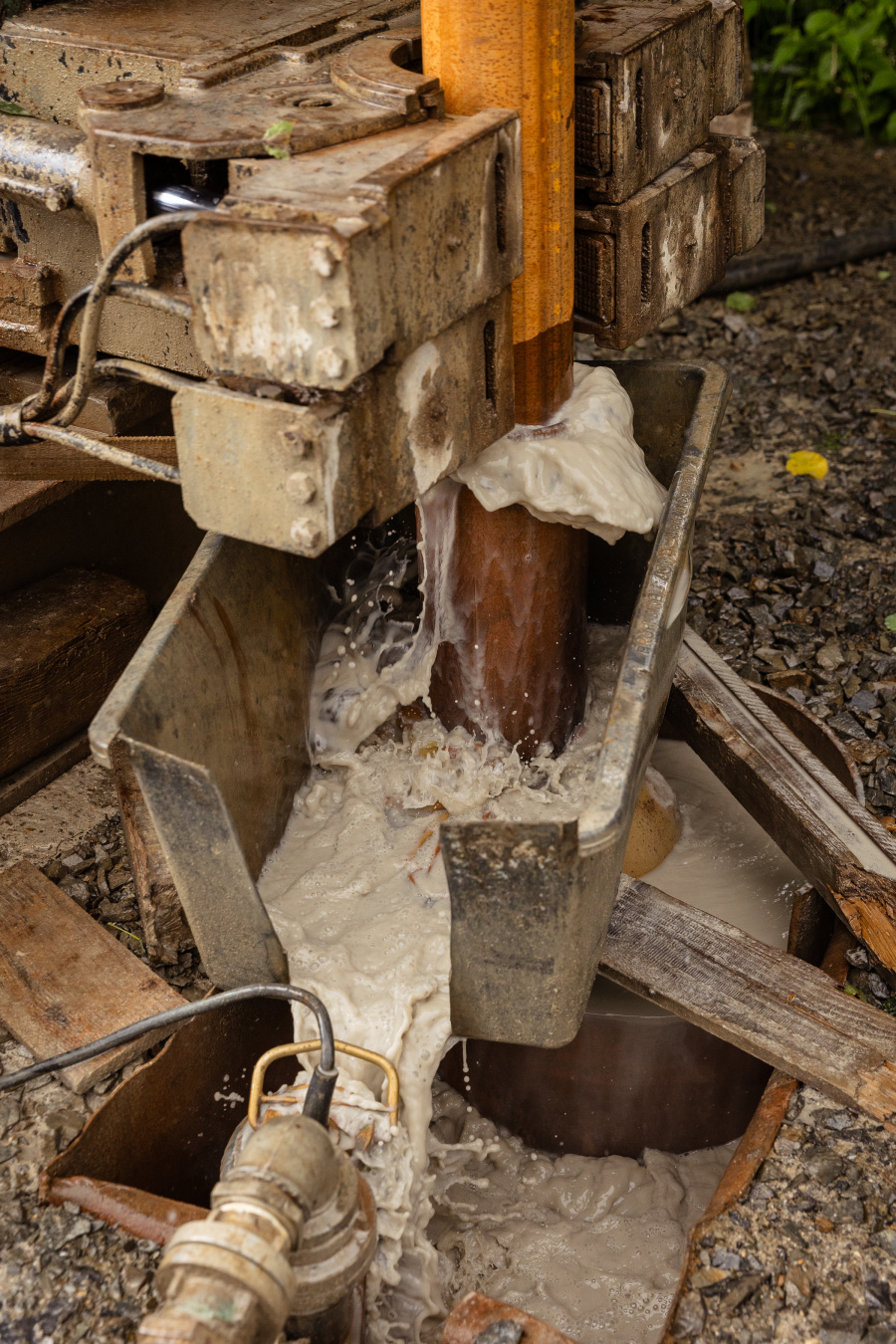 Bohrer an der Bohrstelle in Naußlitz.