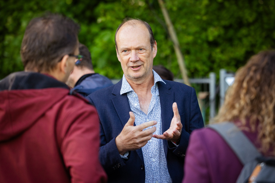 Andreas Rietbrock im Gespräch bei einer Infoveranstaltung in Naußlitz.