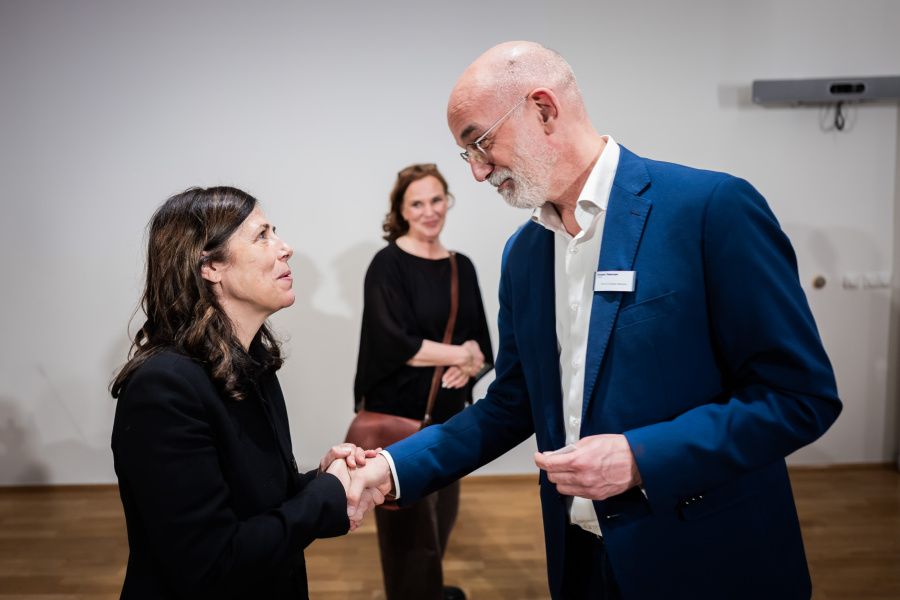 Christian Stegmann begrüßt Alessandra Todde beim parlamentarischen Abend in Berlin.