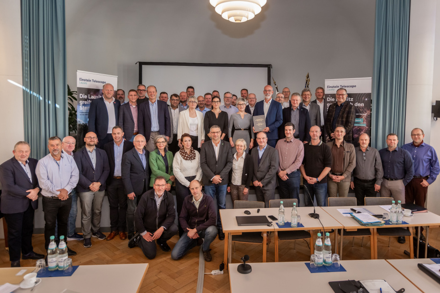 Gruppenbild Oberbürgermeister, Bürgermeisterinnen und Bürgermeister zur Übergabe der Unterstützungsschreiben an das Projektteam „Einstein Telescope Lausitz“.